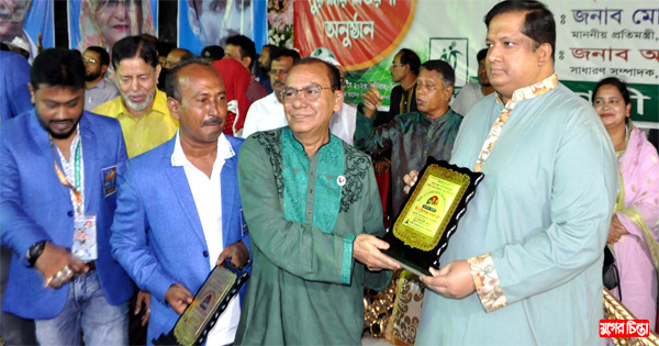 প্রতিমন্ত্রীর হাত থেকে ক্রেস্ট গ্রহণ করেন আবদুল হাই