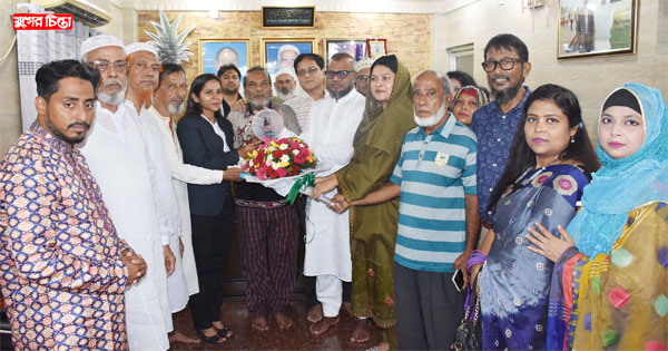 সাফ বিজয়ী মাহমুদা আক্তার অনন্যাকে ক্রেস্ট ও ফুল দিয়ে সংবর্ধনা