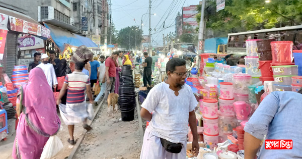 রেললাইন দখল করে ভাসমান&nbsp;দোকানের রমরমা ব্যবসা