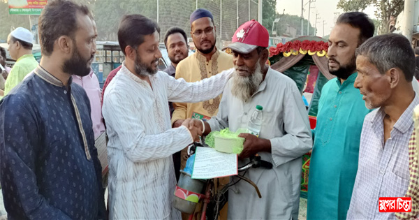 ডা. বিরু&rsquo;র উদ্যোগে ইফতার বিতরণ