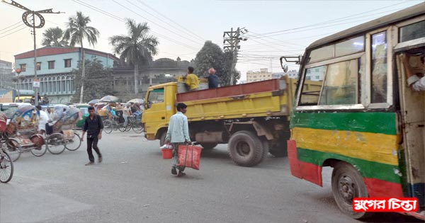 ওভার ব্রিজের না থাকায় ঝুঁকিপূর্ণ চাষাঢ়া মোড়