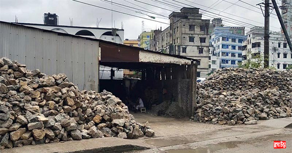 আবাসিক এলাকায় ক্ষমতার জোরে চুনা ব্যবসা, পালিয়েছে চুনা শিল্পপতিরা