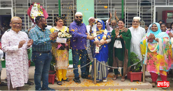 শ্রেষ্ঠ শিক্ষক নির্বাচিত হওয়ায় সুলতানা বেগমকে&nbsp;ফুল দিয়ে শুভেচ্ছা