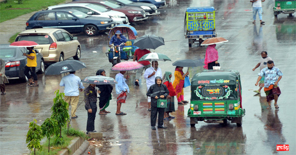 টানা বৃষ্টিতে চরম ভোগান্তিতে বিভিন্ন শ্রেণি-পেশার মানুষ