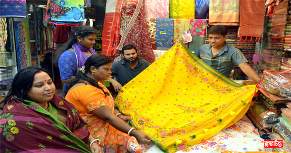 নগরীর মার্কেটগুলো জমে উঠেছে পূজোর পোশাকে