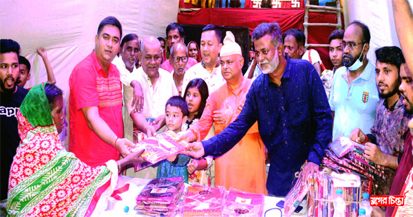 শারদীয় দূর্গাপূজা উপলক্ষে কাউন্সিলর&nbsp;খোরশেদ এর উপহার সামগ্রী বিতরণ