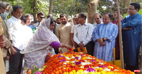 ত্বকীর কবর জিয়ারত ও ফুল দিয়ে শ্রদ্ধা