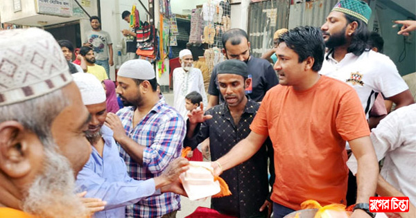 সানারপাড় যুব সমাজের উদ্যোগে ইফতার সামগ্রী বিতরণ