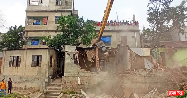 শীতলক্ষ্যায় ৩টি অবৈধ জেটিসহ ৪০টি অবৈধ স্থাপনা উচ্ছেদ
