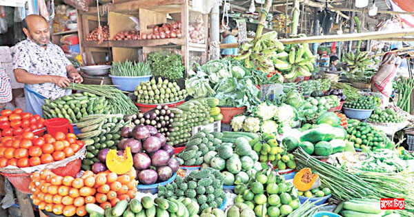 বাজারে নিত্যপণ্যের দাম চড়া