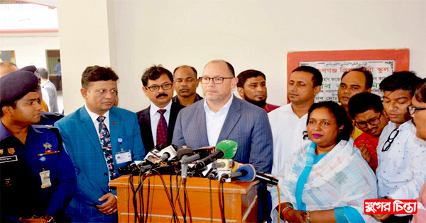 করোনার টিকা কার্যক্রম পরিদর্শন করলেন যুক্তরাষ্ট্রের রাষ্টদূত
