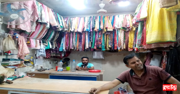 দর্জির দোকানে কর্মব্যস্ততা কমেছে