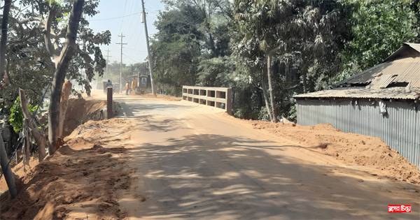 ৩০ ফুট সড়কের ১৪ ফুট কালভার্ট; মেয়াদ জটিলতায় দুর্ভোগের আশঙ্কা