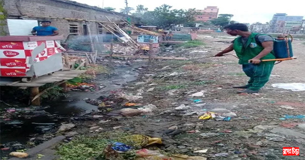 নাসিক সিইও&rsquo;র নির্দেশে ডেঙ্গু প্রতিরোধে নগরীতে ঔষধ স্প্রে