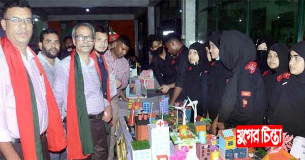 জিআইএমসির বিজ্ঞান মেলায় বুয়েটের অধ্যাপকের পরিদর্শন