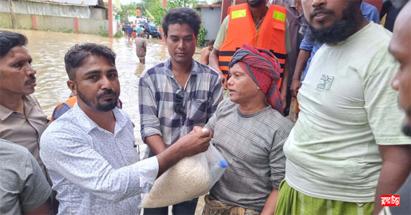 ফেনীতে বন্যাদূর্গত ১ হাজার পরিবারের মাঝে বিএনপি নেতার ত্রাণ বিতরণ