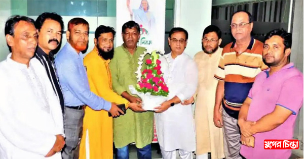 নৌকার প্রার্থী চন্দন শীলকে কামাল হোসেনের নেতৃত্বে ফুলেল শুভেচ্ছা