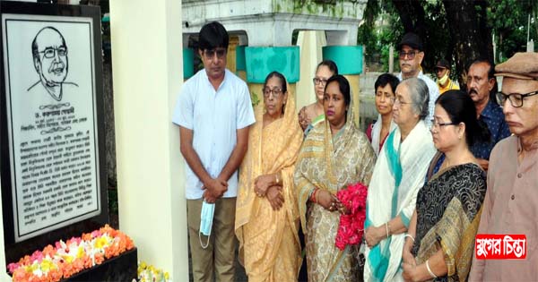 করুণাময় গোস্বামীর স্মৃতিস্তম্ভে আইভীর শ্রদ্ধা