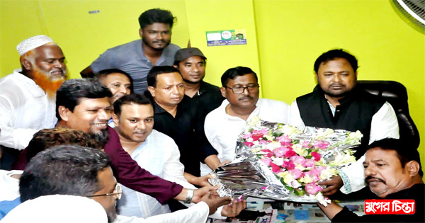 ভিপি বাদলকে ফুল দিয়ে শুভেচ্ছা&nbsp;জানান জিকু