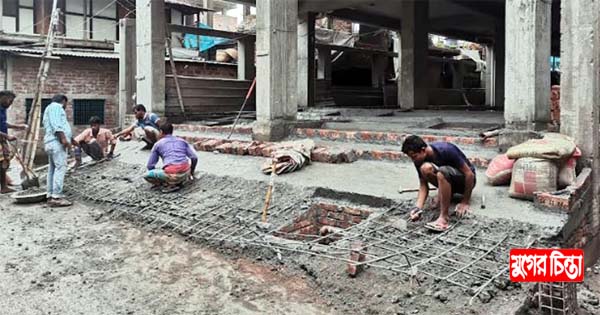 এলাকাবাসীর তোপের মুখে জাকির চেয়ারম্যান ভাঙা হচ্ছে টানেল স্লোপ