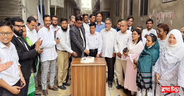 কেক কেটে প্রতিষ্ঠাবার্ষিকী পালন&nbsp;করলো আইনজীবী ফোরাম