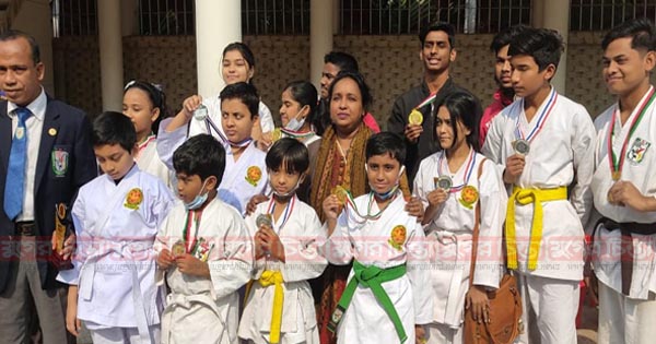 খুদে কারাতেদের সাথে  সময় কাটালেন আইভী