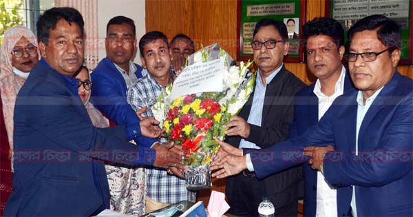 সভাপতি হওয়ায় এসএম কামালকে ফুলেল শুভেচ্ছা