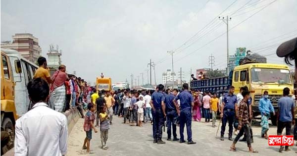 ফতুল্লায় বেতনের দাবিতে সড়ক অবরোধ, ৩ ঘণ্টা পর যান চলাচল সচল