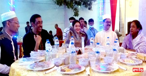 কথা ছাড়া একটেবিলের ইফতার