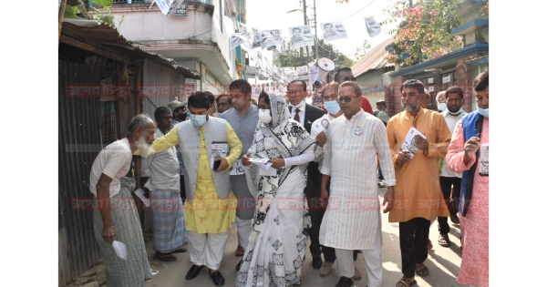 আইভীর জন্য ভোট চেয়ে ভোটারদের দ্বারে দ্বারে সাবেক সাংসদ লাইলী
