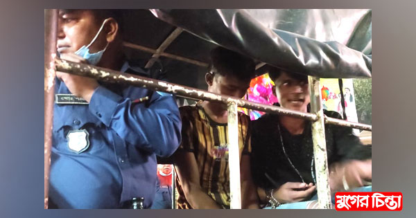 এবার বঙ্গবন্ধু সড়কে পুলিশের উপর হকারের হামলা, আটক ২