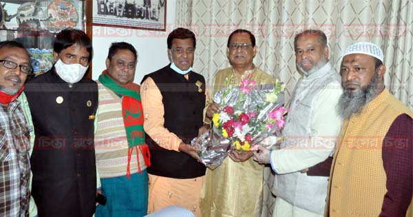 আনোয়ার হোসেন&rsquo;কে ফুলের শুভেচ্ছা জানান নব-নির্বাচিত কাউন্সিলর মনির