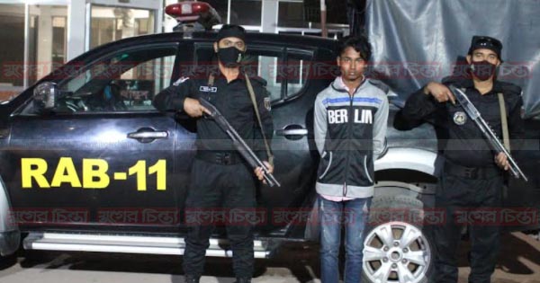 ১০০ বোতল ফেনসিডিলসহ মাদক ব্যবসায়ী গ্রেফতার