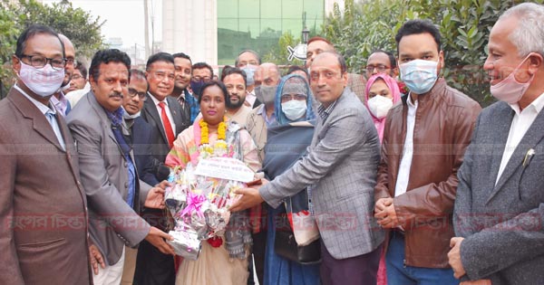 আইভীকে স্বাচিপ ও বিএমএ নারায়ণগঞ্জ  নেতাদের ফুলেল শুভেচ্ছা