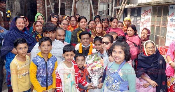 এলাকাবাসীর সাথে নব-নির্বাচিত কাউন্সিলর মনির এর শুভেচ্ছা বিনিময়