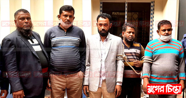 রূপগঞ্জে যাত্রীবাহী বাসে ছিনতাইকালে গ্রেফতার-৫, টাকা উদ্ধার