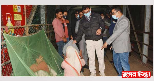গভীর রাতে শীতার্তদের পাশে জেলা প্রশাসক