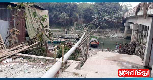 মেনিখালি নদীতে ড্রেজারের পাইপ স্থাপন নৌযান চলাচল ব্যাহত