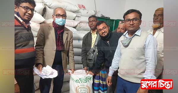 সোনারগাঁয়ে উদ্ধার হওয়া সার বিনামূল্যে কৃষকদের মাঝে বিতরণ