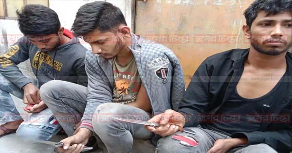 চোর ধরে পুলিশে দিলেন কাউন্সিলর মনিরুজ্জামান