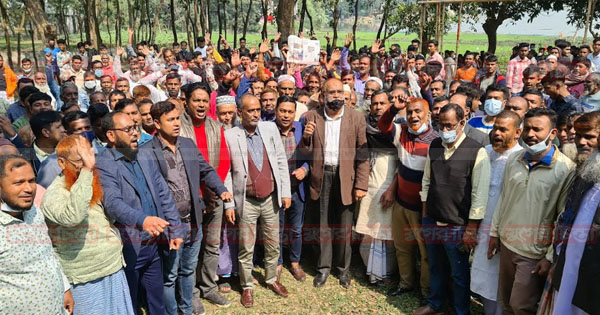 পরিদর্শন করতে এসে জমি মালিকদের বিক্ষোভের মুখে মেট্রোরেল কর্মকর্তা