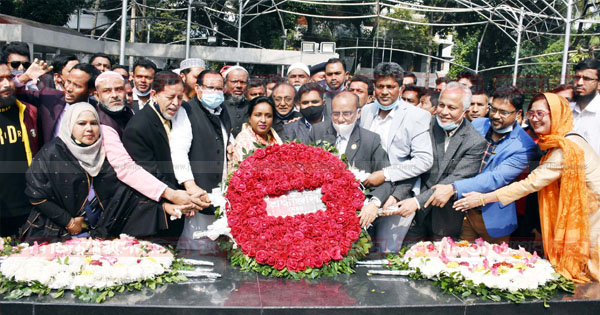 শপথ গ্রহণের পর বঙ্গবন্ধুর প্রতিকৃতিতে মেয়র আইভীর শ্রদ্ধা
