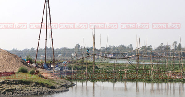কাক্সিক্ষত সেতু চাইতে গিয়ে মাথা ফাটল গ্রামবাসীর
