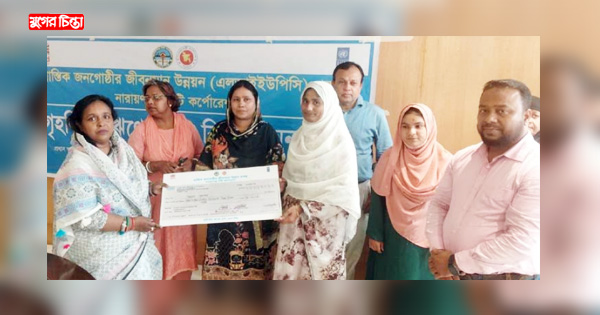 দুস্থদের মাঝে গৃহনির্মাণের ঋণ তুলে দিলেন আইভী