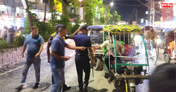 শহরের রাতের বেলায় ট্রাফিক পুলিশের অভিযান