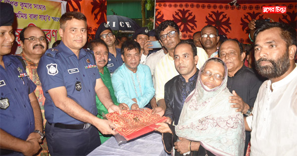দীপক সাহা&rsquo;র উদ্যোগে বন্দরে বস্ত্র বিতরণ