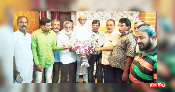 সড়ক পরিবহন শ্রমিক নেতৃবৃন্দের চন্দন শীলকে ফুলেল শুভেচ্ছা