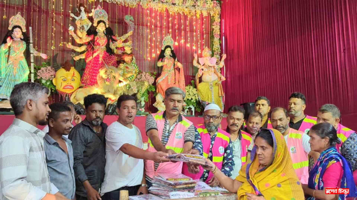 সনাতন ধর্মাবলাম্বী পরিবারে মাঝে প্রীতি উপহার নিয়ে টিম খোরশেদ