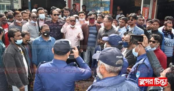 পুলিশী বাঁধার মুখে নগরীতে মহানগর যুবদলের প্রতিবাদ মিছিল