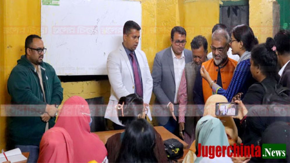 আইন কলেজের ভঙ্গুর পরিস্থিতি দেখে উন্নয়নের প্রতিশ্রুতি দিলেন জেলা প্রশাসক